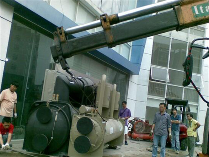 金城江区随车吊和汽车吊的核心区别是什么？哪种更省钱？